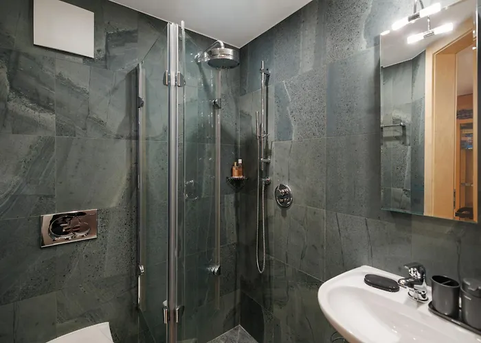 Cornelia Apartment *